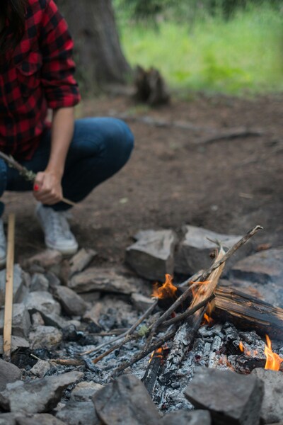 Aesthetic Campfire Scene – Nature Wallpaper – Realistic, 4K Ultra HD