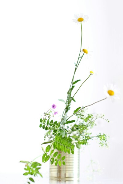 • 4K Wallpaper – Nature’s Beauty: Wildflowers in a Vase