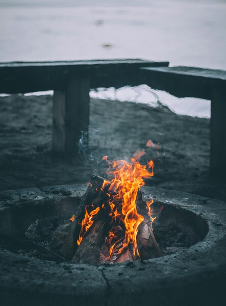• Campfire at Night Wallpaper - Realistic 4K Background