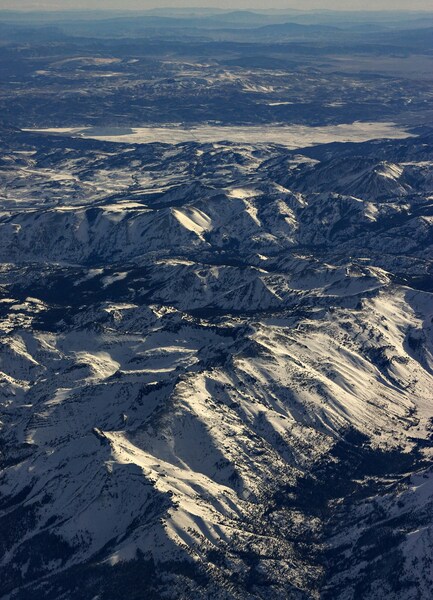 Snowy Mountain Landscape Wallpaper – Awe-Inspiring Winter Scene
