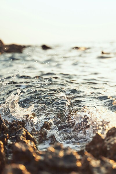 Ocean Waves Splashing – Calming Beach Scene Wallpaper – 4K