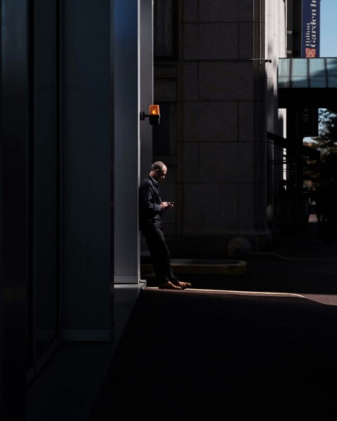 Urban Solitude – 4K Minimalist Wallpaper – Man With Cell Phone