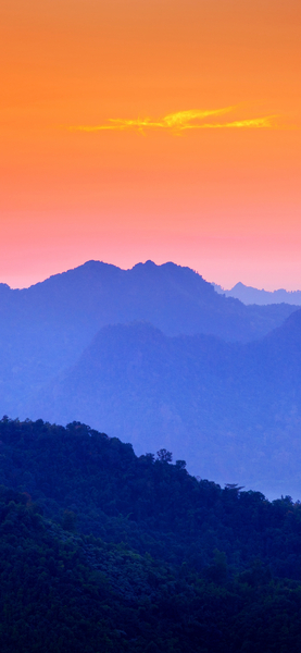 Ultra HD Mountain Sunset Wallpaper - Vibrant Orange & Blue Gradient Scenery