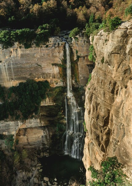• Marvelous Waterfall Cliff Landscape 4K Wallpaper – Stunning Nature Scene