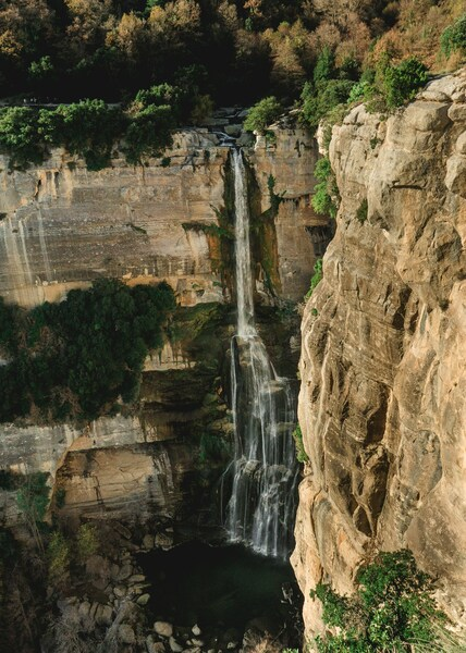• Marvelous Waterfall Cliff Landscape 4K Wallpaper - Stunning Nature Scene