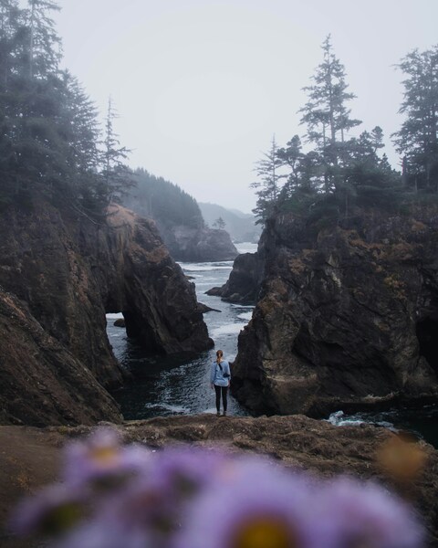 Aesthetic Ocean Cliffs Wallpaper – Person Standing