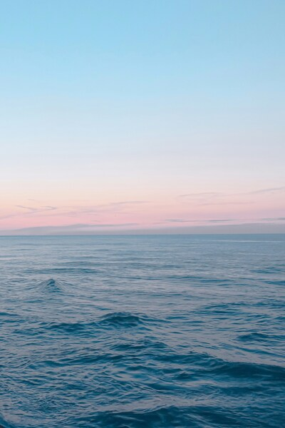 • “Aesthetic Ocean Sunset Wallpaper – 4K Ultra HD