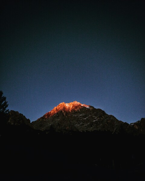 Majestic Mountain Sunset Silhouette – Aesthetic 4K Wallpaper for iPhone and