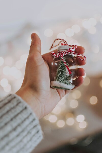 Christmas Ornament Wallpaper – Vintage Holiday Aesthetic