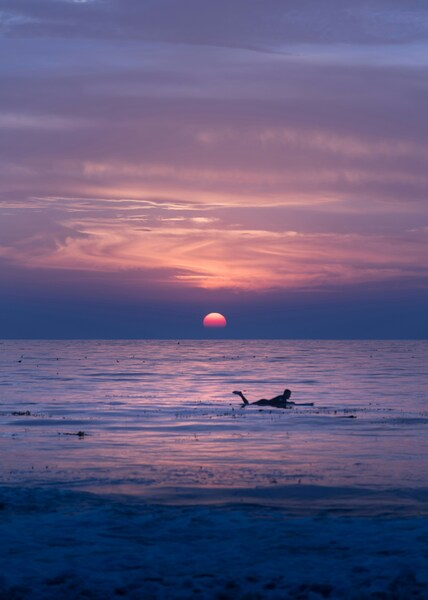 • Purple Sunset Ocean Wallpaper - Aesthetic 4K Ultra HD