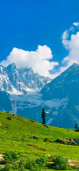 Aesthetic Mountain Peak Wallpaper – Snow-Capped Everest in 4K Ultra HD
