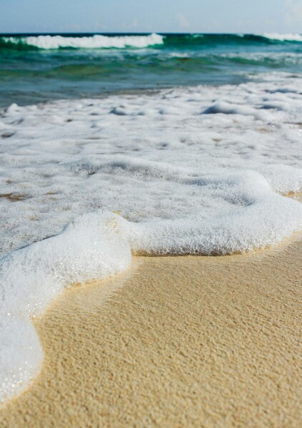Sandy Shore Scenery – Aesthetic Beach Wallpaper – 4K Ultra HD Background