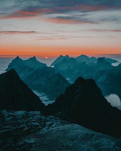 Aesthetic Sunset Wallpaper – Mountain Landscape 4K Ultra HD