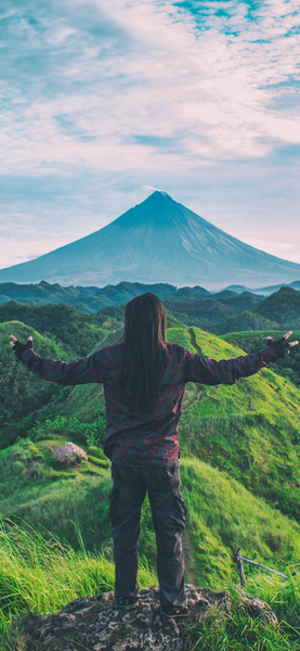 Mountain Adventurer Wallpaper – Aesthetic Scenic View 4K