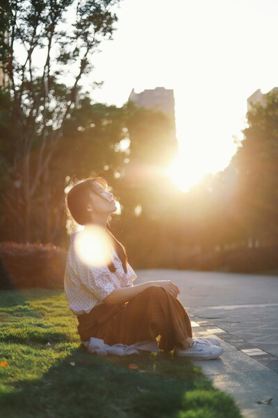 4K Aesthetic Sunset Wallpaper – Woman Sitting on Sidewalk
