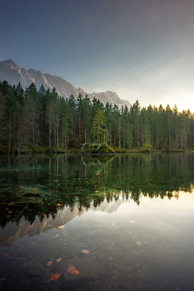 Scenic 4K Wallpaper – Forest & Mountain Lake with Reflection – Aesthetic Na