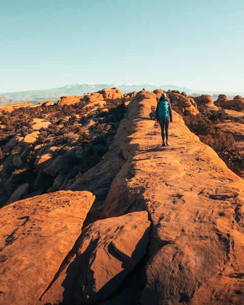 Hiker’s Journey: Aesthetic Rocky Mountain Wallpaper – 4K Ultra HD