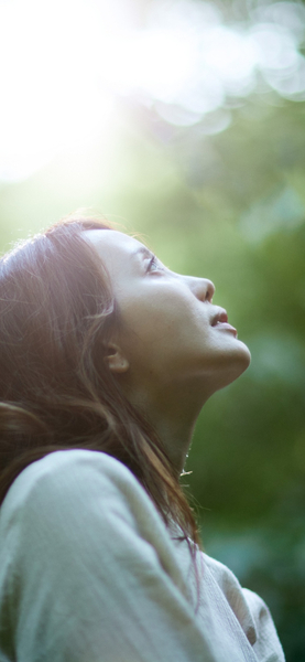 Aesthetic Ultra HD Wallpaper – Woman Gazing at Sky