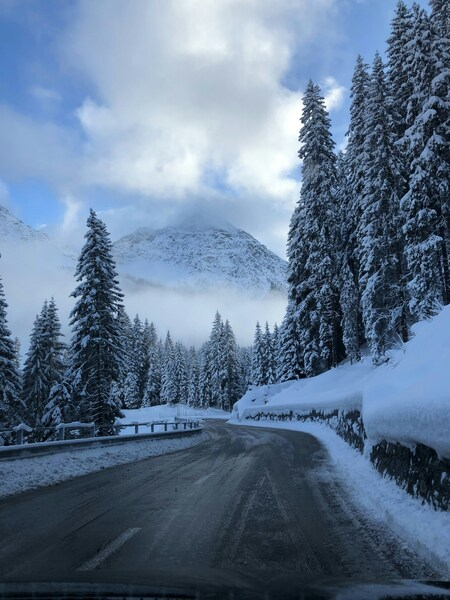 Snowy Mountain Landscape Wallpaper – Winter Wonderland 4K Ultra HD Background