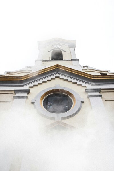 4K Church Steeple with Smoke Wallpaper – Minimalist & Aesthetic