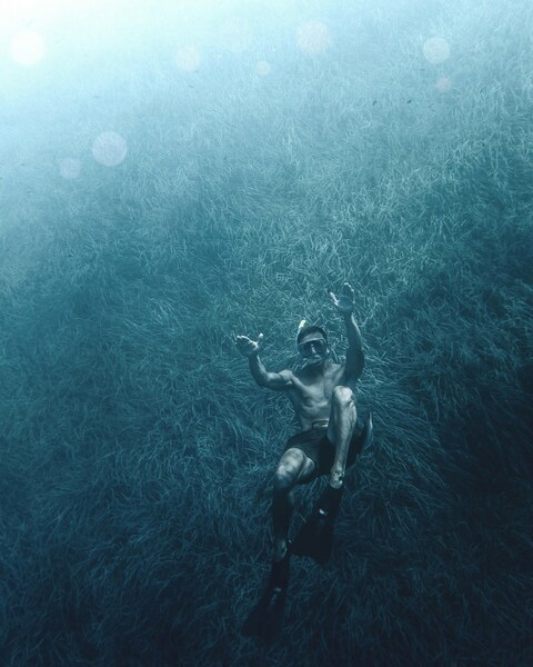 • ‘Ultra HD Aesthetic Wallpaper – Underwater Scuba Diver