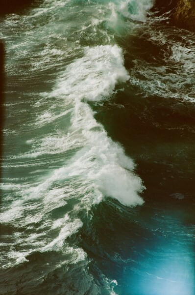 Ocean Wave Ripples 4K Wallpaper – Dramatic Nature Scene