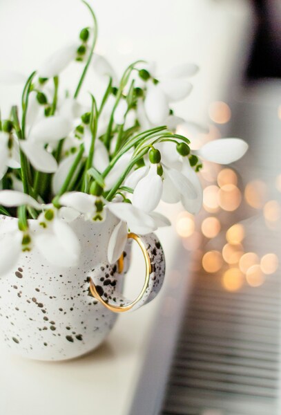Elegant Spring Bouquet Wallpaper – Aesthetic White Flower Bouquet on Piano