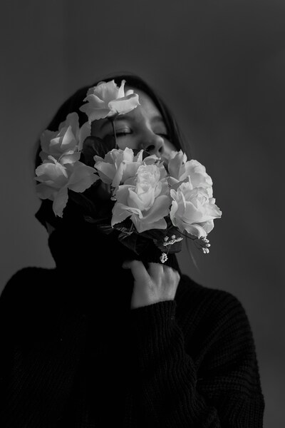 Minimalist Aesthetic Flower Wallpaper – Black and White Portrait