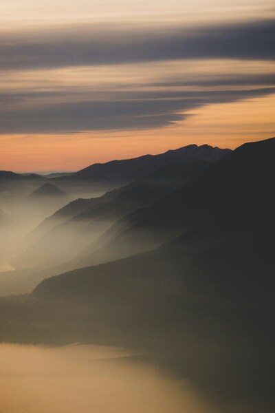 Misty Mountains Sunset Wallpaper – Aesthetic Mountain Landscape 4K